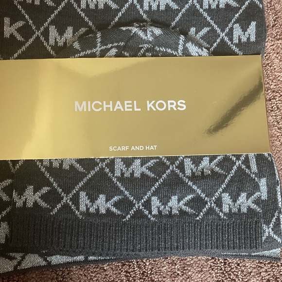Michael Kors hat and scarf set - Picture 4 of 6